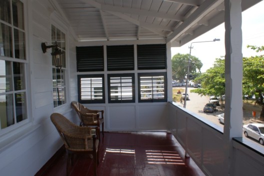 la petite maison waterkant suriname holidays
