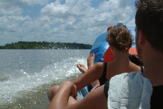 Op de Marowijne rivier nassau survival suriname