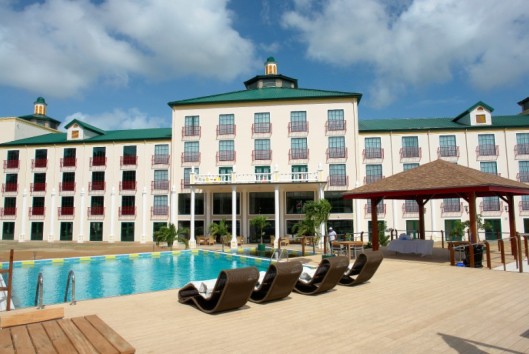royal torarica zwembad suriname