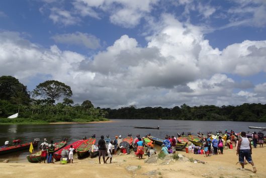 Atjoni - verder met de korjaal atjoni pokigron suriname