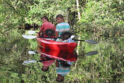 Lekker peddelen kano coesewijne suriname