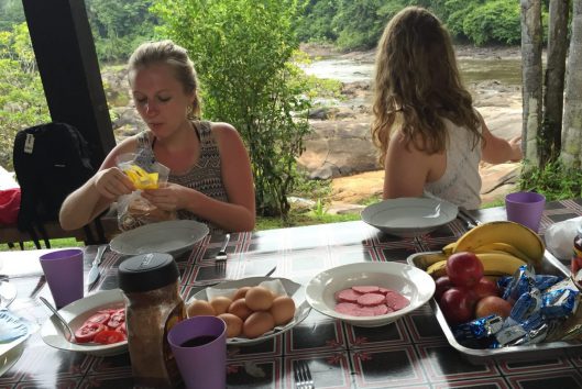 ontbijten op foengoe eiland foengoe eiland raleighvallen suriname