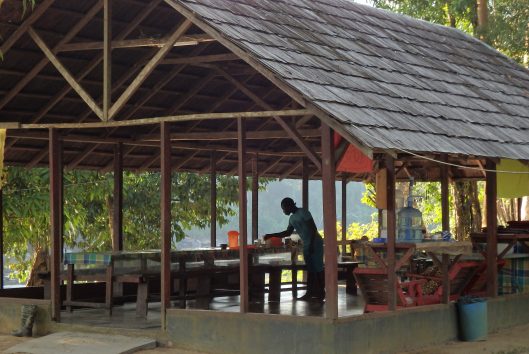 ontbijt wordt klaargemaakt pingpe jungle resort suriname