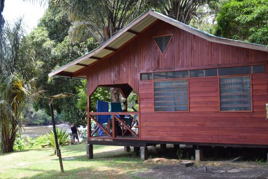 Huisje op Pingpe marron cultuur suriname watervallen