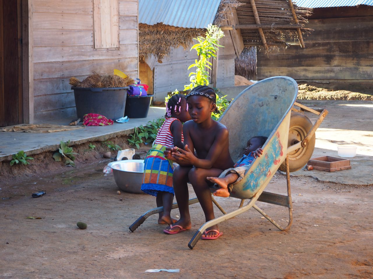 Boven Suriname meisjes in kruiwagen