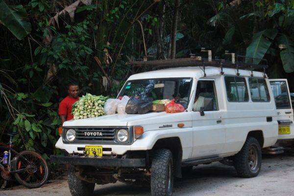 de volgauto met proviand mtb challenge fietsen in suriname