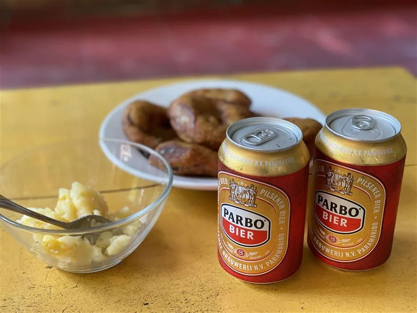 bière parbo et bara lors d'un voyage au Suriname visites individuelles nom de famille bonne nourriture