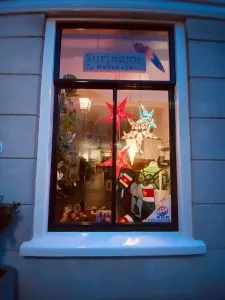 surinameholidays.nl_etalage in the Christmas spirit Christmas atmosphere