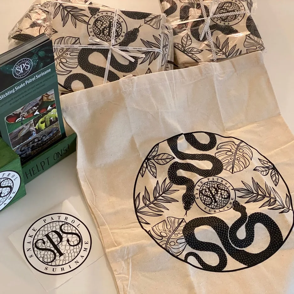 surinameholidays.nl_stichtingsnakepatrolsuriname snake patrol suriname tassen