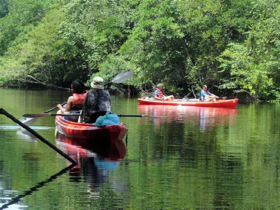 www.surinameholidays.nl_coesewijne kajak tour lekker peddelen