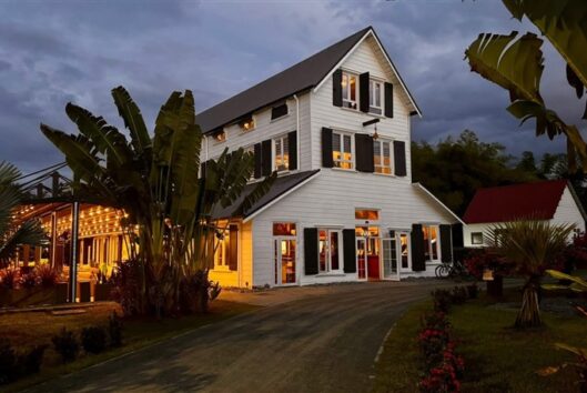www.surinameholidays.nl_boutique hotel plantage peperpot nov. 2025 koffieloods avond